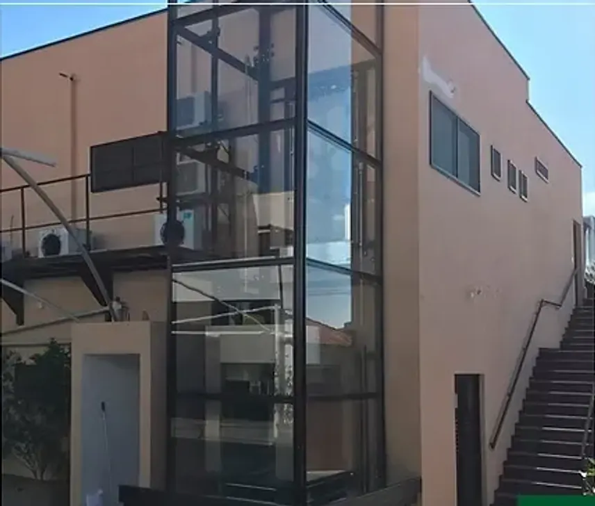 Caixa de elevador externa envidraçada na fachada de um edifício